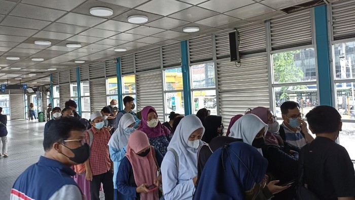 Kondisi di Halte TransJ Harmoni usai kedai kopi dibongkar (Tiara-detikcom)