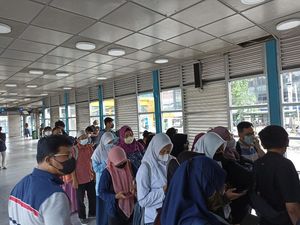 Kedai Kopi di Halte Transjakarta Harmoni Dibongkar, Ini Kata Penumpang