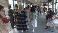 Selain itu, tampak antrean penumpang sedang menunggu bus koridor 3 dan 2A yang sampai ke area bekas kedai kopi. Kepala Sekretaris Perusahaan PT TransJakarta Anang Rizkani mengatakan kedai kopi itu dibongkar sejak kemarin.Sejak kemarin, kata Anang. (Tiara-detikcom)