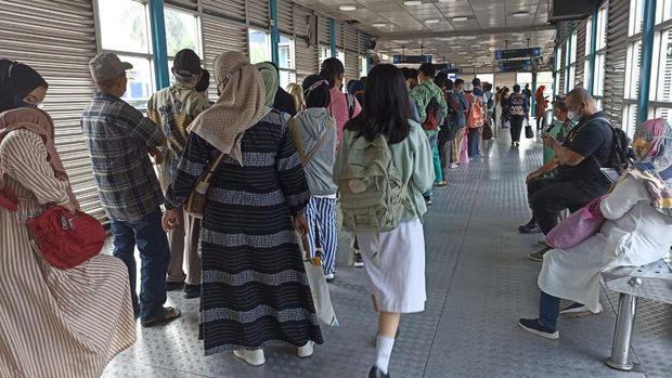 Kondisi di Halte TransJ Harmoni usai kedai kopi dibongkar (Tiara-detikcom)