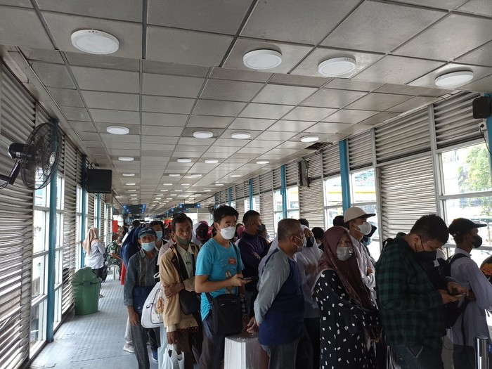 Kondisi di Halte TransJ Harmoni usai kedai kopi dibongkar (Tiara-detikcom)