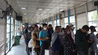 Anang mengatakan kedai kopi dibongkar usai mempertimbangkan masukan pelanggan. Dia berharap para pelanggan lebih nyaman saat berada di halte.Mempertimbangkan masukan pelanggan, agar nyaman di fasilitas TransJakarta, jelasnya. (Tiara-detikcom)