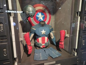 Keren! Kostum-Perisai Captain America Dipajang di Pameran Marvel