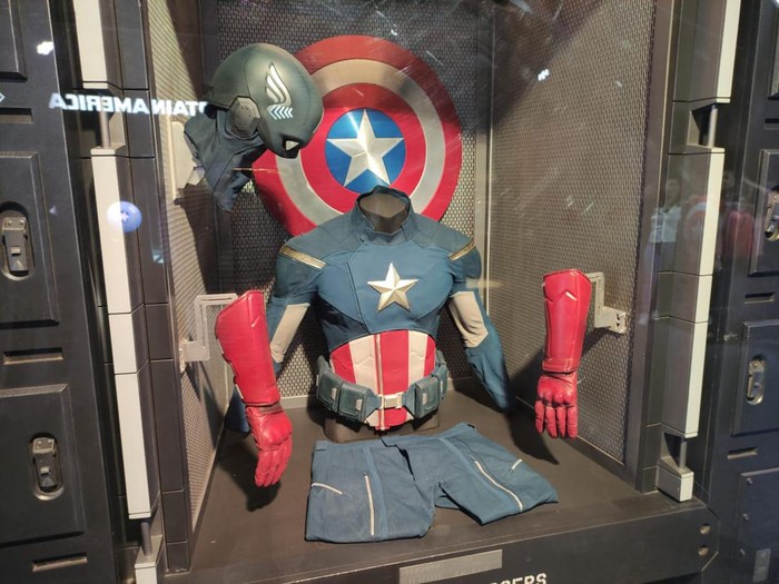 Kostum lengkap Captain America.