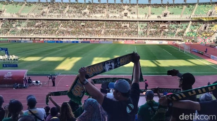 Laga Persebaya vs Bali United di Stadion Gelora Bung Tomo