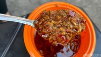 Nasi Bebek Mbak Ruah terkenal dengan rasa pedasnya yang nendang. Mereka menyediakan sambal merah yang diracik dari cabe rawit segar. 