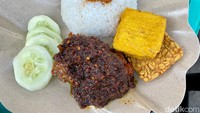 Nasi bebek dan nasi ayam bumbu hitam disajikan apik di atas piring berlapis kertas nasi. Dalam sehari, Dirli mengaku bisa habiskan minimal 40 ekor bebek untuk dijual.