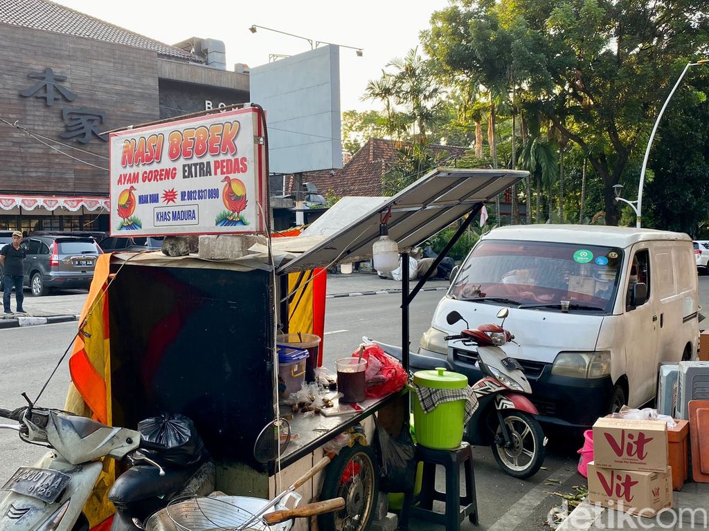 Laris Manis! Nasi Bebek Bumbu Hitam Khas Madura di Depan GOR Bulungan