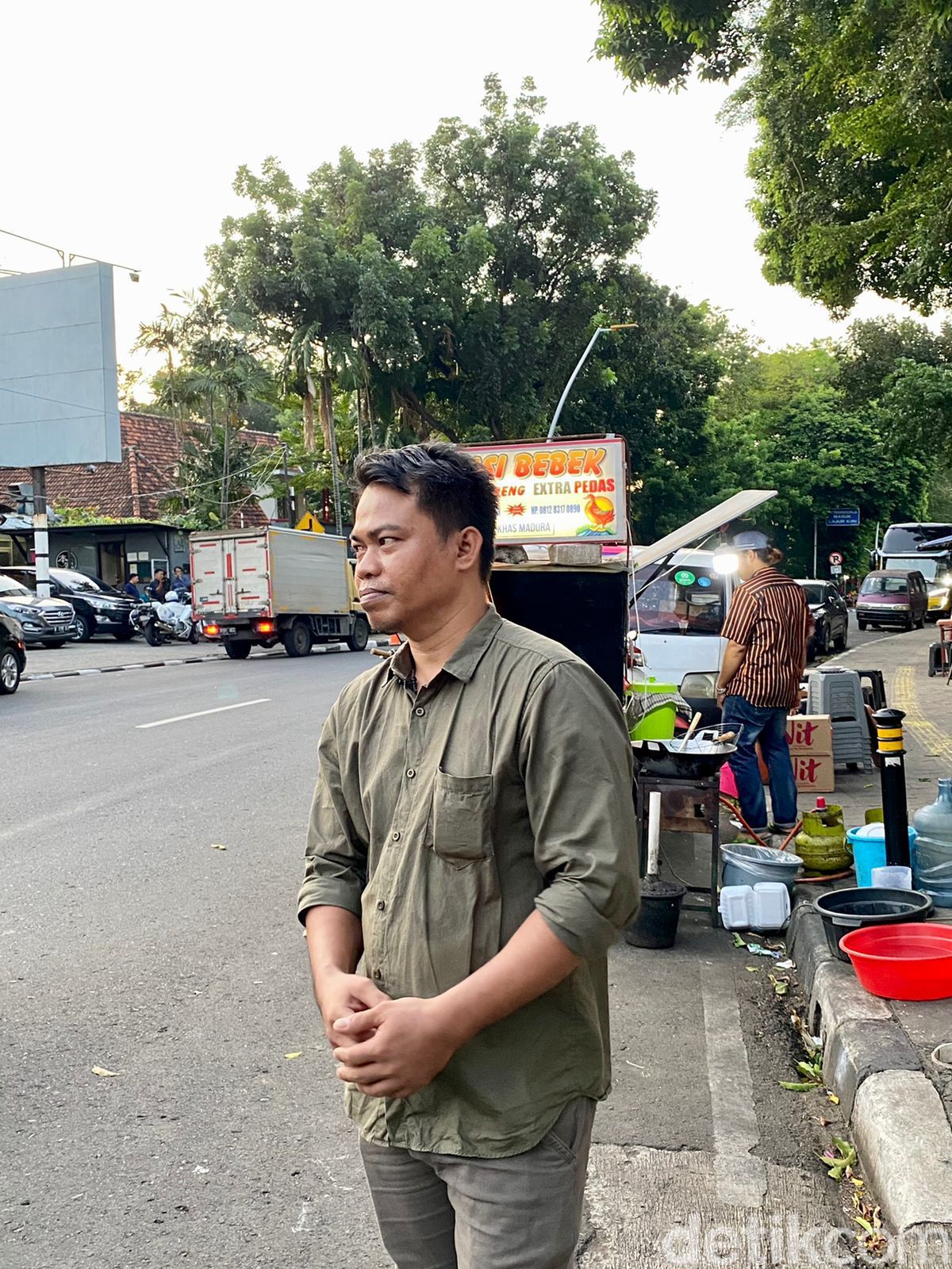 Laris Manis! Nasi Bebek Bumbu Hitam Khas Madura di Depan GOR Bulungan