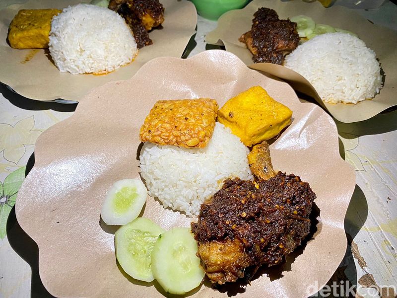 Laris Manis! Nasi Bebek Bumbu Hitam Khas Madura di Depan GOR Bulungan