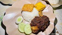 Seporsi nasi bebek dengan tahu tempe goreng dibanderol Rp 24 ribu saja. Porsinya besar dan mengenyangkan!