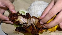 Ini bukti keempukan bebek goreng di Nasi Bebek Mbak Ruah. Saat disobek, terlihat serat-serat dagingnya begitu halus.