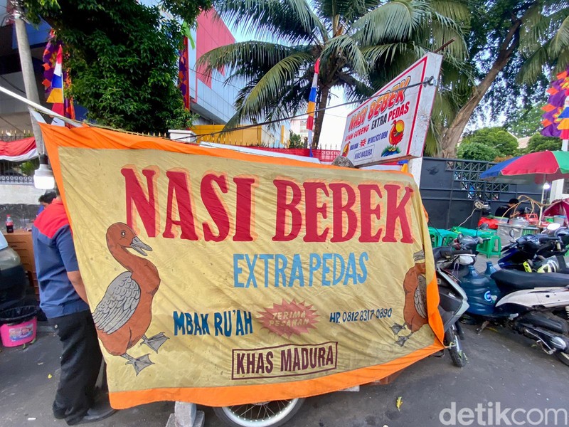 Laris Manis! Nasi Bebek Bumbu Hitam Khas Madura di Depan GOR Bulungan