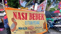 Meski di kawasan Bulungan yang terkenal adalah kuliner gultik, nasi bebek khas Madura yang dijual persis di depan GOR Bulungan ini layak dicoba. Namanya Nasi Bebek Mbak Ruah yang sudah dijajakan sejak 2014.