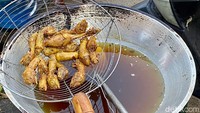 Keistimewaan nasi bebek di sini memang karena potongan bebeknya digoreng dadakan sesuai pesanan. Alhasil dagingnya hangat dan tekstur juicy-nya maksimal.