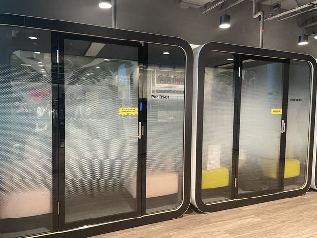 Lantai 1 digunakan untuk meeting eksternal untuk melindungi privasi data mereka. Di sana tersedia kubikel dan ruang meeting untuk bertemu dengan orang-orang dari luar Lazada.Foto: Rahmi Anjani/Wolipop