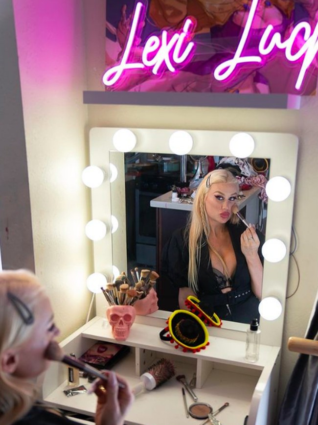 Kini, Lexi menjadi penari burlesque. Dia begitu menikmati dengan makeup dramatis dan pakaian-pakaian seksi. Lexi pun mendapatkan pendapatan lebih dari menjual konten seksi di OnlyFans. Foto: dok. Instagram/@lexilucksofficial