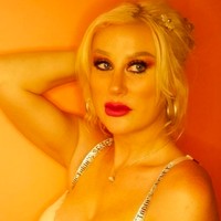 Lantaran, Lexi lahir di keluarga Katolik yang taat. Dia pun dulu berusaha untuk memikirkan tentang gender dan orientasi seksualnya yang berbeda. Untuk memikirkan tentang kenikmatan seksual saja bisa membuat Lexi merasa begitu berdosa. “Aku mengalami episode seksual dan kemudian aku akan membaca Alkitab selama empat jam. Aku tidak bercanda” akunya. Foto: dok. Instagram/@lexilucksofficial