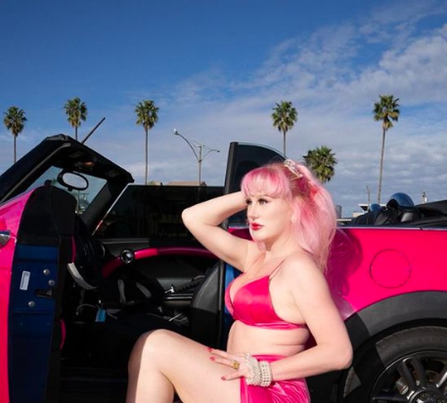 Dia melakukan dua kali operasi payudara, hidung hingga potong dagu dan rahang. Transformasinya ini mencengangkan dan jadi kontroversi. Foto: dok. Instagram/@lexilucksofficial