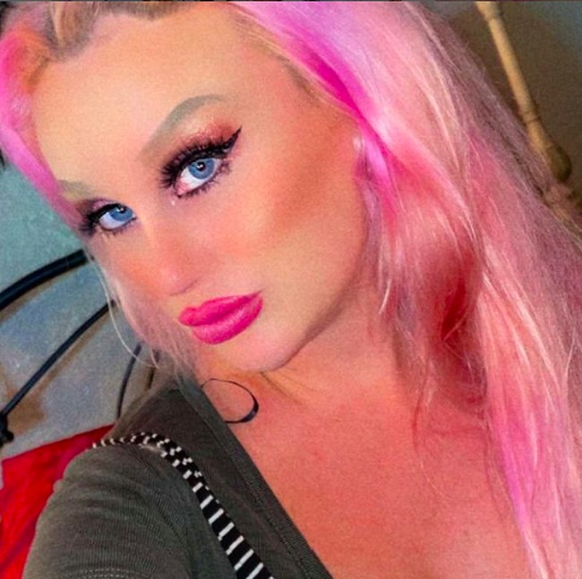 Setidaknya Lexi melakukan sembilan operasi plastik dengan menelan biaya mencapai Rp 2,4 miliar. Foto: dok. Instagram/@lexilucksofficial