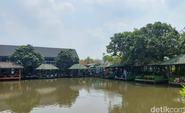 Untuk pemancingan, ada dua pilihan yang disediakan Lubana Sengkol. Pertama sistem kiloan, dimana kamu bisa memancing ikan-ikan kosumsi yang bisa dimasaka di resto atau dibawa pulang. Kedua, monster fish yaitu sistemnya tangkap dan lepas, tujuannya untuk memancing adrenalin saja. Untuk pemancingan, ada dua pilihan yang disediakan Lubana Sengkol. Pertama sistem kiloan, dimana kamu bisa memancing ikan-ikan kosumsi yang bisa dimasaka di resto atau dibawa pulang. Kedua, monster fish yaitu sistemnya tangkap dan lepas, tujuannya untuk memancing adrenalin saja.