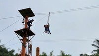 Di area outbond traveler bisa seru-seruan dengan flying fox dengan membayar Rp 35 ribu.