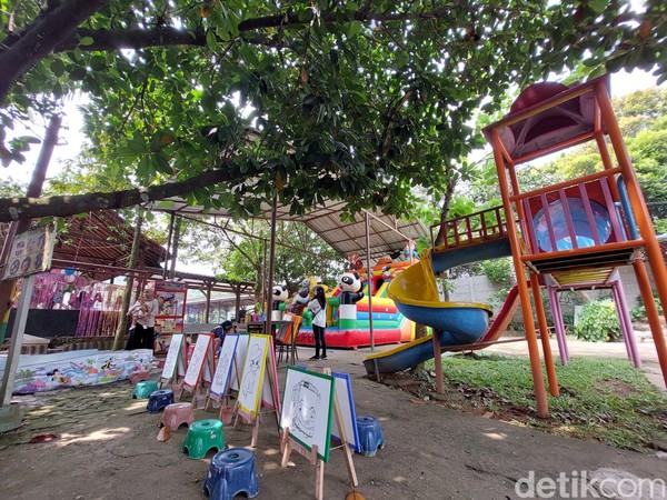 Sedangkan di area bermain ada istana balon, area pasir magnet, area lukis dengan harga sewanya mulai Rp 15 ribu. Sedangkan di area bermain ada istana balon, area pasir magnet, area lukis dengan harga sewanya mulai Rp 15 ribu.