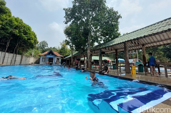 Cocok nih kolam untuk traveler yang membawa anak-anak ke Lubana Sengkol. Jangan lupa membawa baju ganti ya!