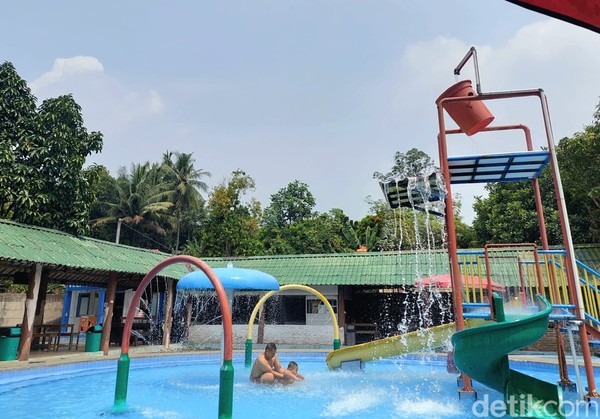 Juga ada waterpark untuk anak dan play ground lho. Untuk bermain di waterpark, kamu hanya perlu membayar Rp 20 ribu per anak.