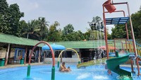 Juga ada waterpark untuk anak dan play ground lho. Untuk bermain di waterpark, kamu hanya perlu membayar Rp 20 ribu per anak.