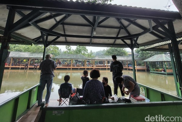 Bicara soal makanan, banyak pilihan yang bisa traveler pilih. Mulai dari olahan ikan air tawar, seafood, pecak, aneka minuman dan lainnya. Harganya pun ramah kantong keluarga kok. Bicara soal makanan, banyak pilihan yang bisa traveler pilih. Mulai dari olahan ikan air tawar, seafood, pecak, aneka minuman dan lainnya. Harganya pun ramah kantong keluarga kok.