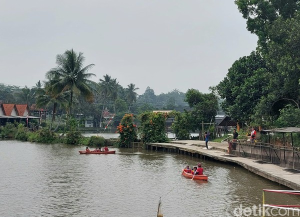 Di area outbond traveler bisa seru-seruan dengan flying fox dengan membayar Rp 35 ribu. Bisa juga berkuda dengan biaya Rp 20 ribu. Bisa juga panahan, bersampan, hingga berfoto di spot-spot instagramable di sana. Di area outbond traveler bisa seru-seruan dengan flying fox dengan membayar Rp 35 ribu. Bisa juga berkuda dengan biaya Rp 20 ribu. Bisa juga panahan, bersampan, hingga berfoto di spot-spot instagramable di sana.