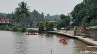 Di area outbond traveler bisa seru-seruan dengan flying fox dengan membayar Rp 35 ribu. Bisa juga berkuda dengan biaya Rp 20 ribu. Bisa juga panahan, bersampan, hingga berfoto di spot-spot instagramable di sana.