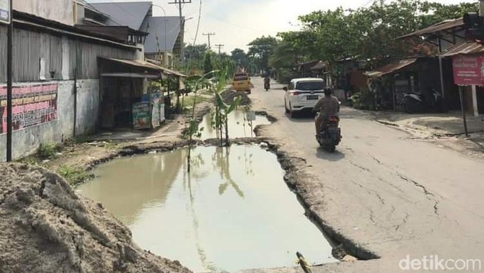 Lubang perbaikan jalan yang lama tak dilanjutkan.