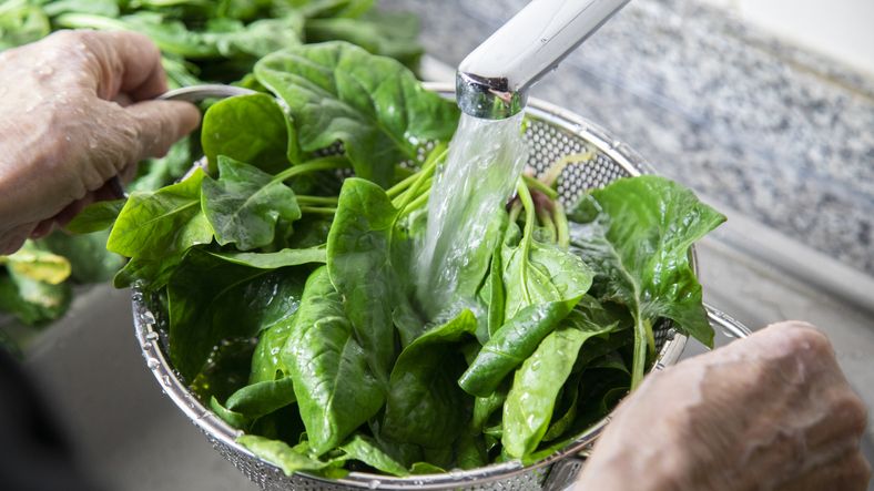 5 Makanan Ini Bantu Atasi Bau Badan Menyengat Secara Alami