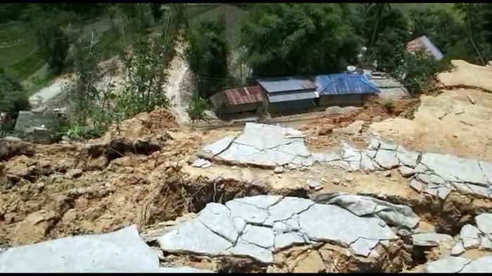 5 Rumah di Mamasa Terdampak Tanah Retak Dibongkar Akibat Longsor