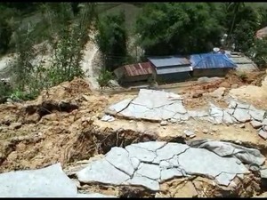 5 Rumah di Mamasa Terdampak Tanah Retak Dibongkar Akibat Longsor
