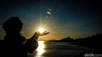 Di Wini, travelers juga bisa menyaksikan momen sunrise di perbatasan Indonesia-Timor Leste ini.