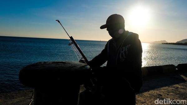 Selain dapat momen sunrise, warga setempat memanfaatkan dermagauntuk memancing ikan.