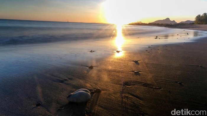Travelers tidak hanya bisa mendapatkan momen sunset di Wini, tetapi juga matahari terbit atau sunrise. Lokasinya ada di Pelabuhan Wini.