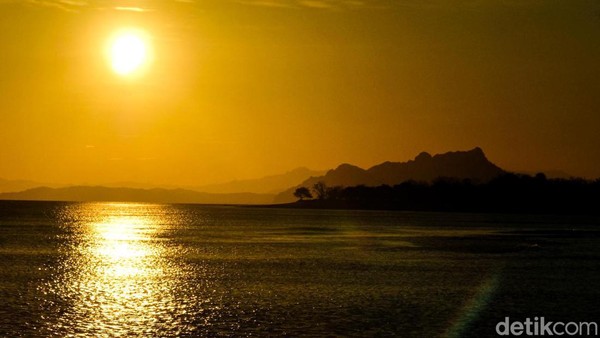 Matahari terbit terlihat dari Pelabuhan Wini, Kabupaten Timor Tengah Utara (TTU), Provinsi Nusa Tenggara Timur (NTT), pertengahan Agustus lalu.