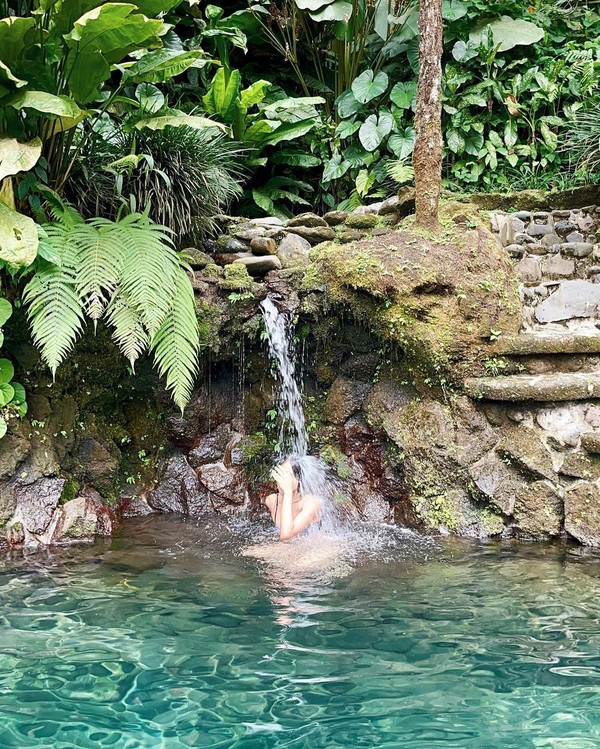 Selain berenang di kolam biasa, Maudy juga membagikan potret saat ia berenang di sebuah kolam yang menyatu dengan alam. Duh kayaknya seger banget, ya!