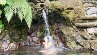 Selain berenang di kolam biasa, Maudy juga membagikan potret saat ia berenang di sebuah kolam yang menyatu dengan alam. Duh kayaknya seger banget, ya!
