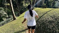 Tak hanya berenang, Maudy juga menikmati waktu liburan sambil bereksplorasi dan berolahraga di sekitar resort. 