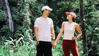 Tak cuma sekadar jogging, di kawasan resort mewah ini Maudy dan sang suami, Jesse Choi bahkan bisa hiking. Dengan pemandangan hutan yang lebat dan aliran air yang menyegarkan, sepertinya resort ini memang tempat yang tepat untuk pasangan suami istri ini menyegarkan tubuh, jiwa, dan pikiran. 