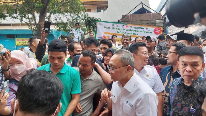 Mendag Zulhas traktir emak-emak beli telur ayam