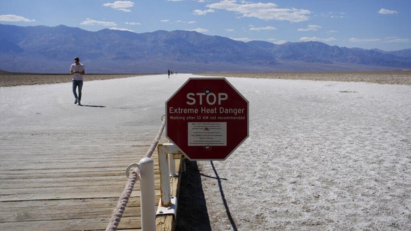 Papan petunjuk memperlihatkan larangan bagi para turis. Mengutip The Associated Press, Death Valley pernah mencapai suhu 56 derajat celcius pada tahun 2021.  