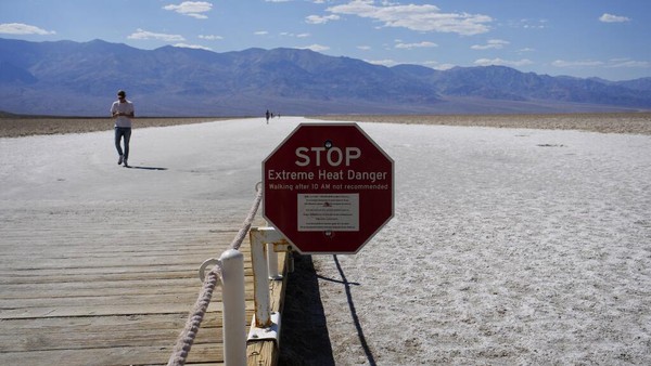 Papan petunjuk memperlihatkan larangan bagi para turis. Mengutip The Associated Press, Death Valley pernah mencapai suhu 56 derajat celcius pada tahun 2021.  Papan petunjuk memperlihatkan larangan bagi para turis. Mengutip The Associated Press, Death Valley pernah mencapai suhu 56 derajat celcius pada tahun 2021. Â