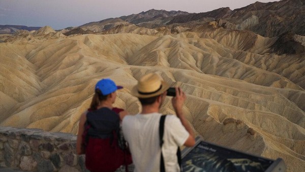 Turis mengunjungi Zabriskie Point saat matahari terbenam di Taman Nasional Death Valley, California, Amerika Serikat, Kamis (1/9/2022). Turis mengunjungi Zabriskie Point saat matahari terbenam di Taman Nasional Death Valley, California, Amerika Serikat, Kamis (1/9/2022).