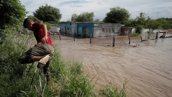 People secure their belongings due to the overflow of the Sabinas river caused by heavy rains, in Sabinas, Coahuila state, Mexico September 1, 2022. REUTERS/Daniel Becerril     TPX IMAGES OF THE DAY